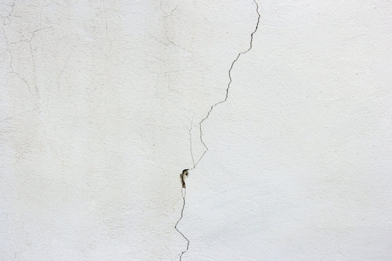 Cracks in Textured Walls