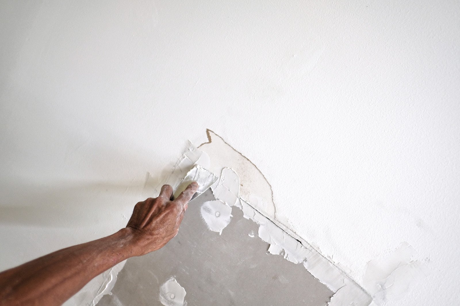 applying putty to the ceiling